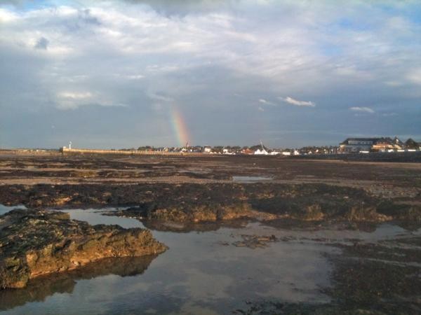 Grandcamp vu du large à marée basse, sur la droite la résidence