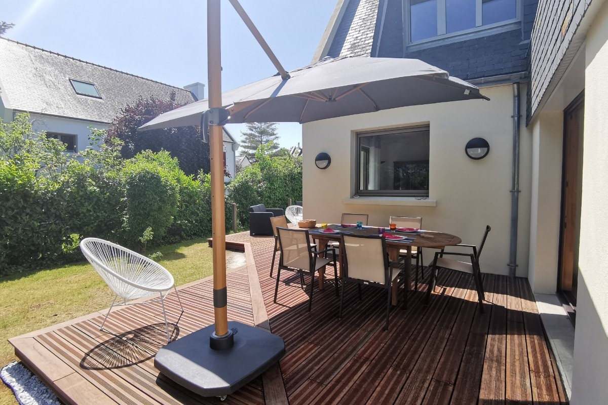 Agréable terrasse donnant sur jardin au calme