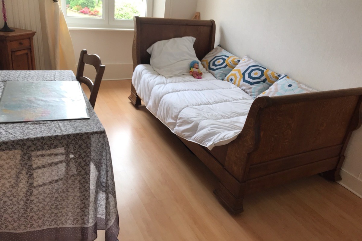 Espace bureau ouvert avec un lit de 90 cm