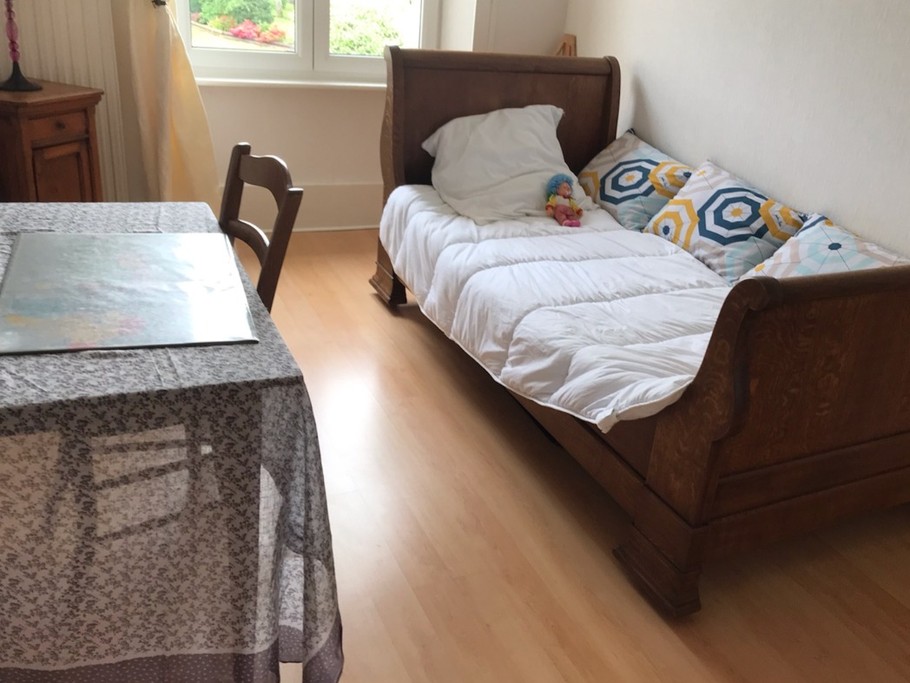 Espace bureau ouvert avec un lit de 90 cm