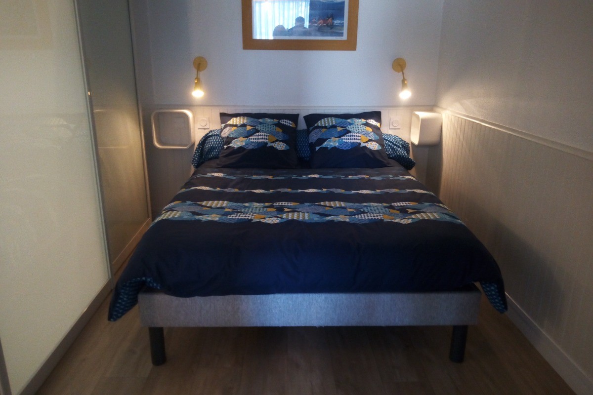 Lit en 140 au rez de chaussée. Chambre séparée de la salle d'eau par une baie coulissante
