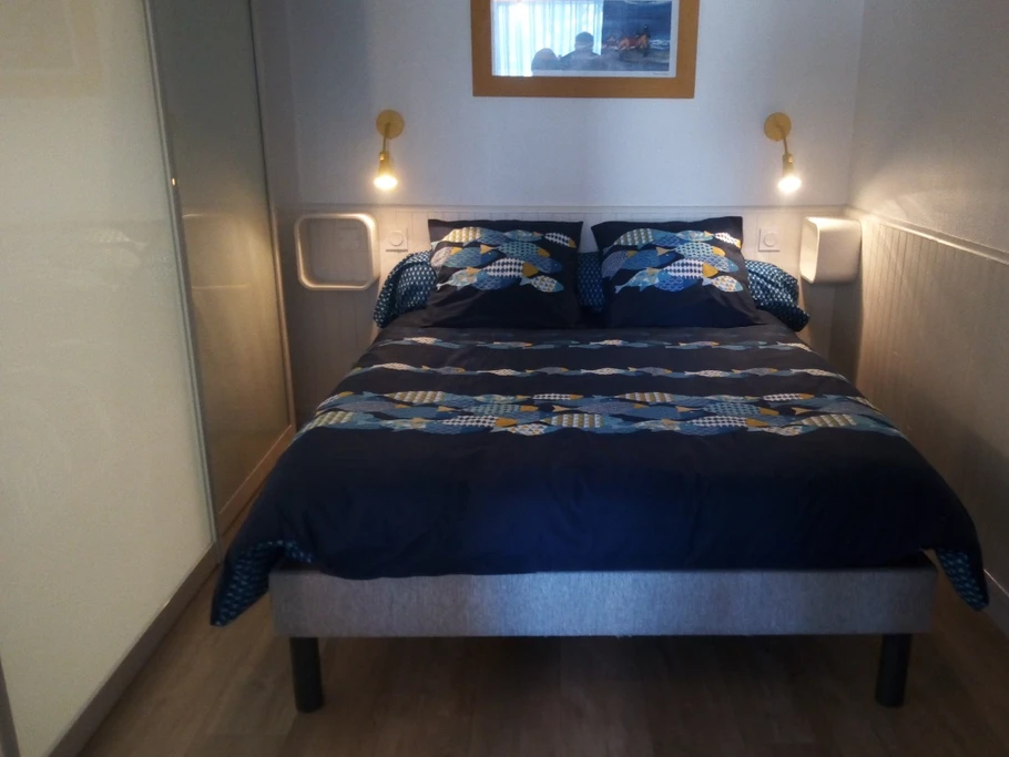 Lit en 140 au rez de chaussée. Chambre séparée de la salle d'eau par une baie coulissante