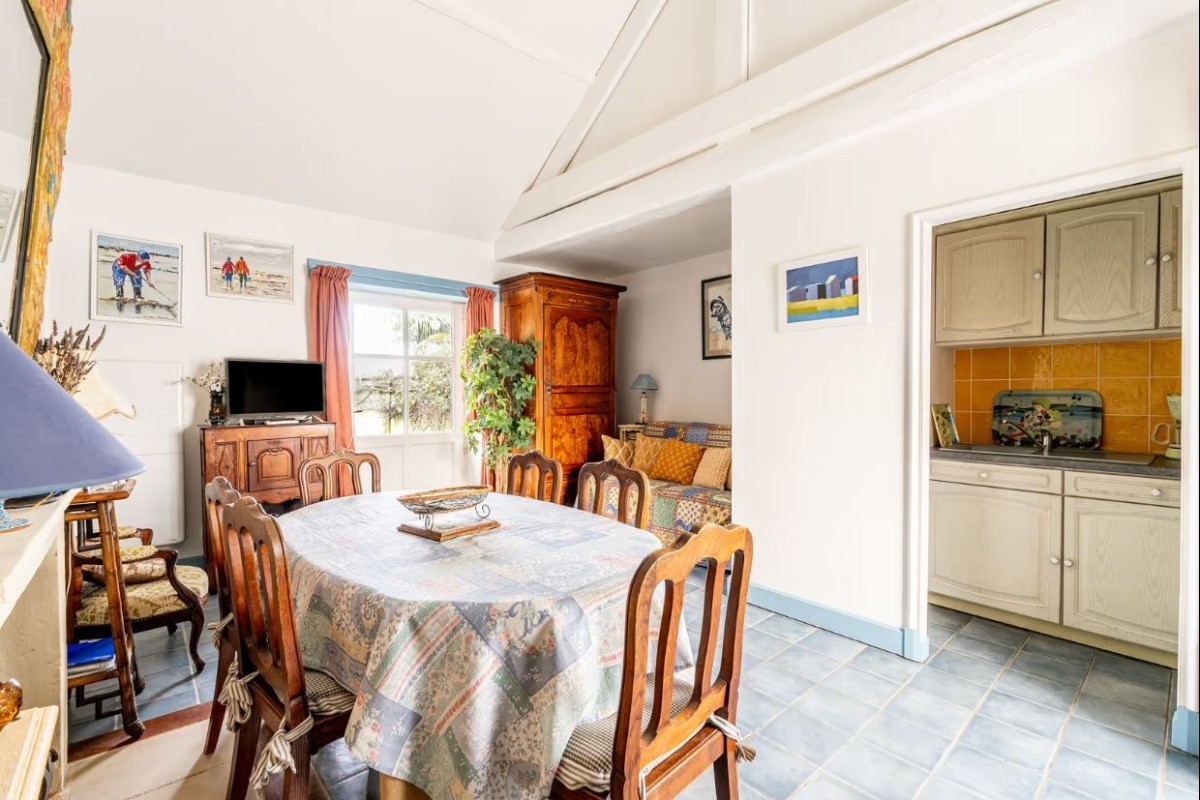 Pièce de vie, cuisine attenante