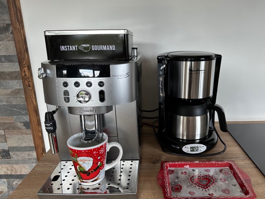 Détail cafetières: 1 broyeur à grains et 1 cafetière à filtre