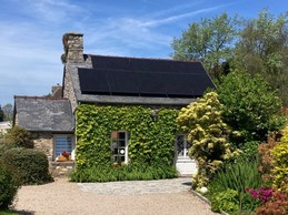 Entrée du meublé et panneaux photovoltaïques