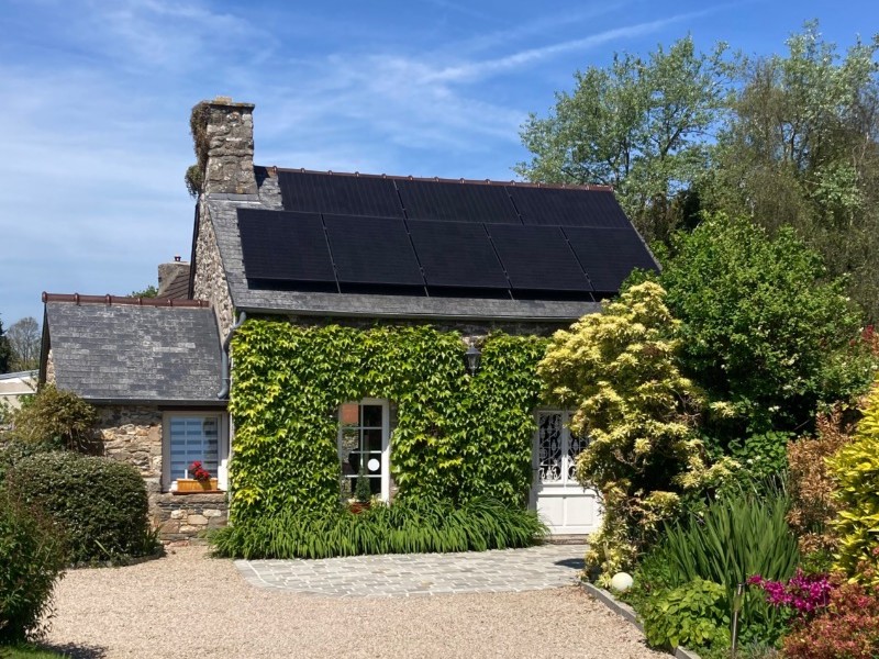 Entrée du meublé et panneaux photovoltaïques