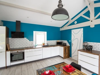 Pièce de vie avec cuisine entièrement équipée.