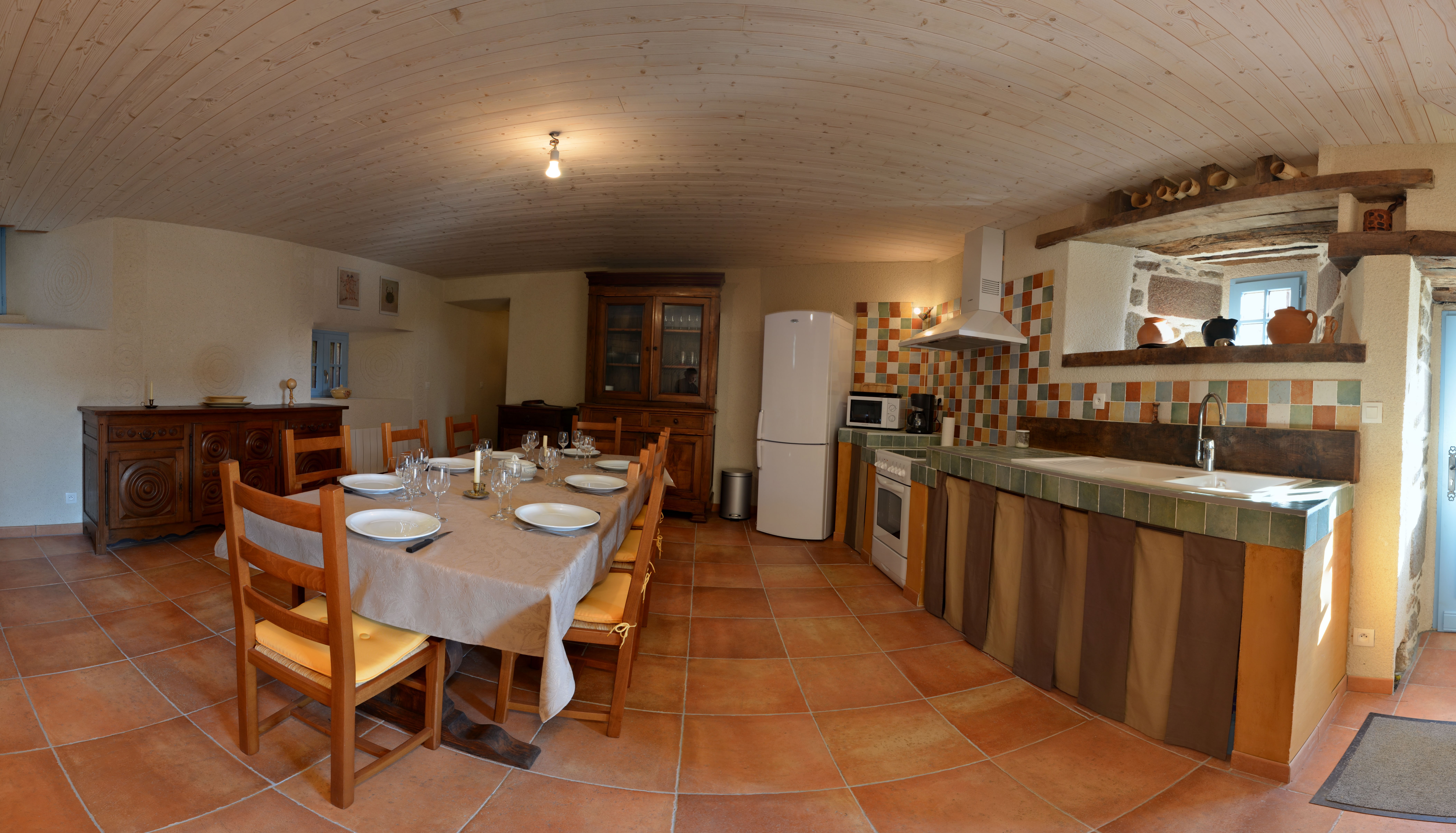 Cuisine très bien équipée, de plain pied, avec séjour pour d'agréables repas. Découvrez quelques ustensiles de cuisine et livres de recette d'époque médiévale pour les plus mordus !