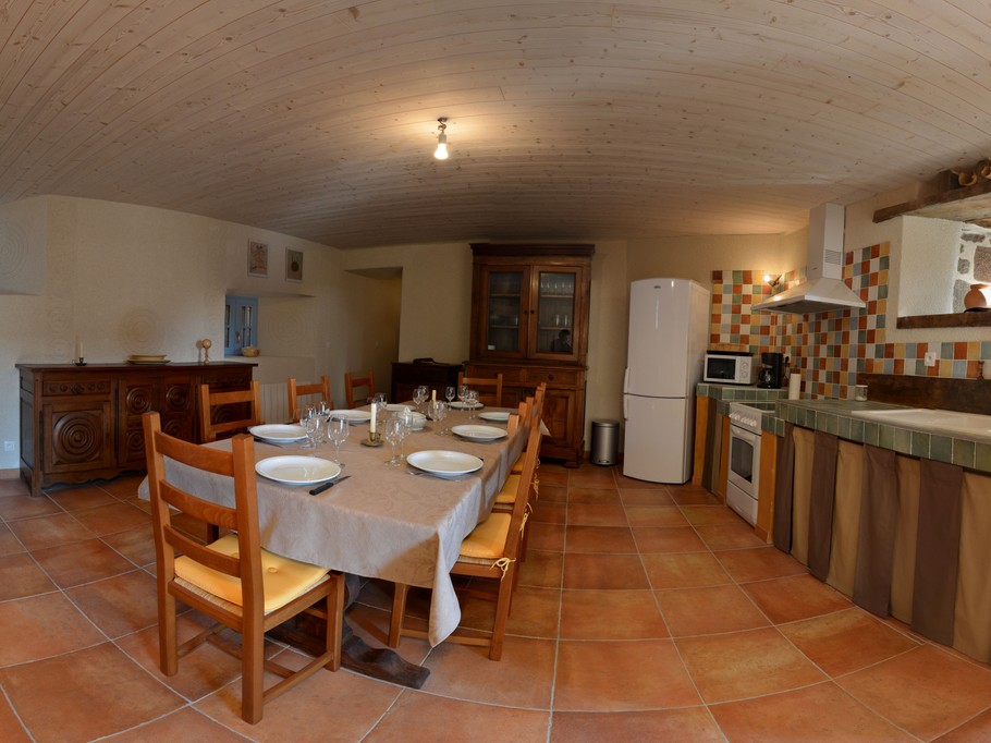 Cuisine très bien équipée, de plain pied, avec séjour pour d'agréables repas. Découvrez quelques ustensiles de cuisine et livres de recette d'époque médiévale pour les plus mordus !