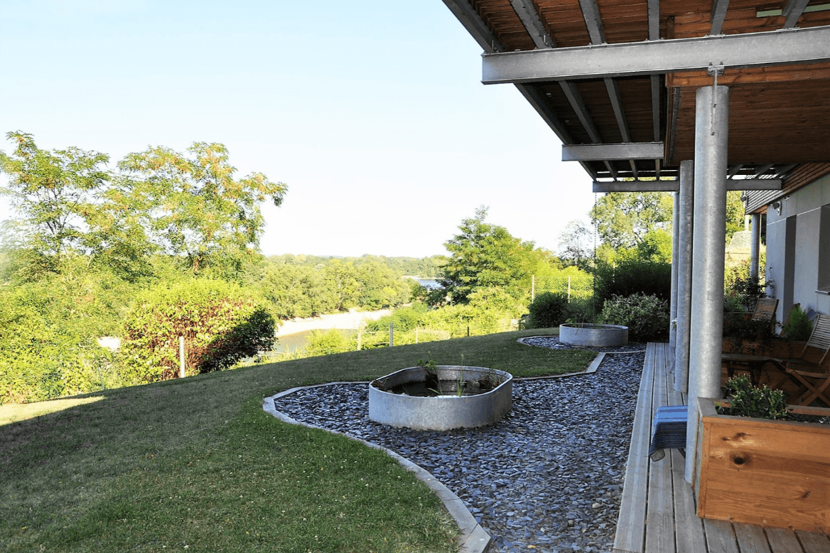 Les terrasses devant les chambres face à la Loire