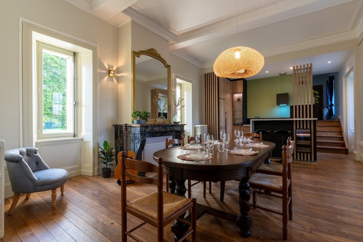 Salle à manger avec vue sur la cuisine