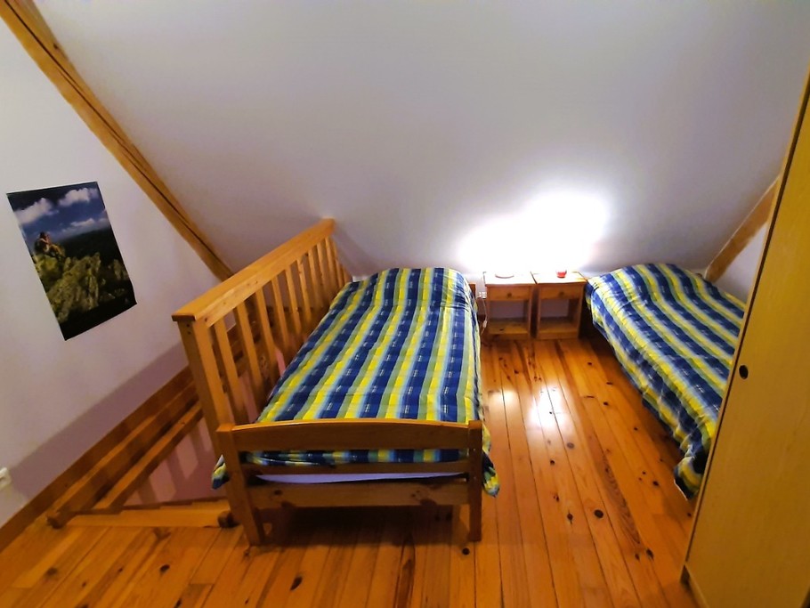 Chambre 2ème étage mansardé : 2 lits 1 pers. en 90x190 cm