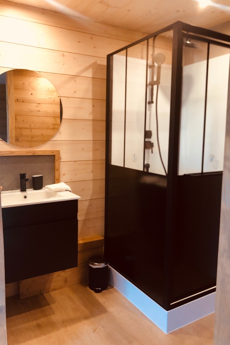 Salle de douche attenant à la chambre