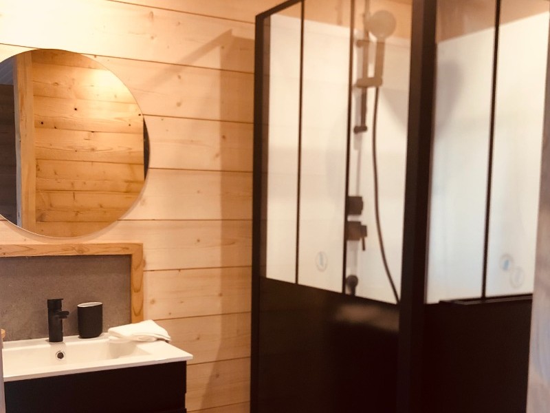 Salle de douche attenant à la chambre