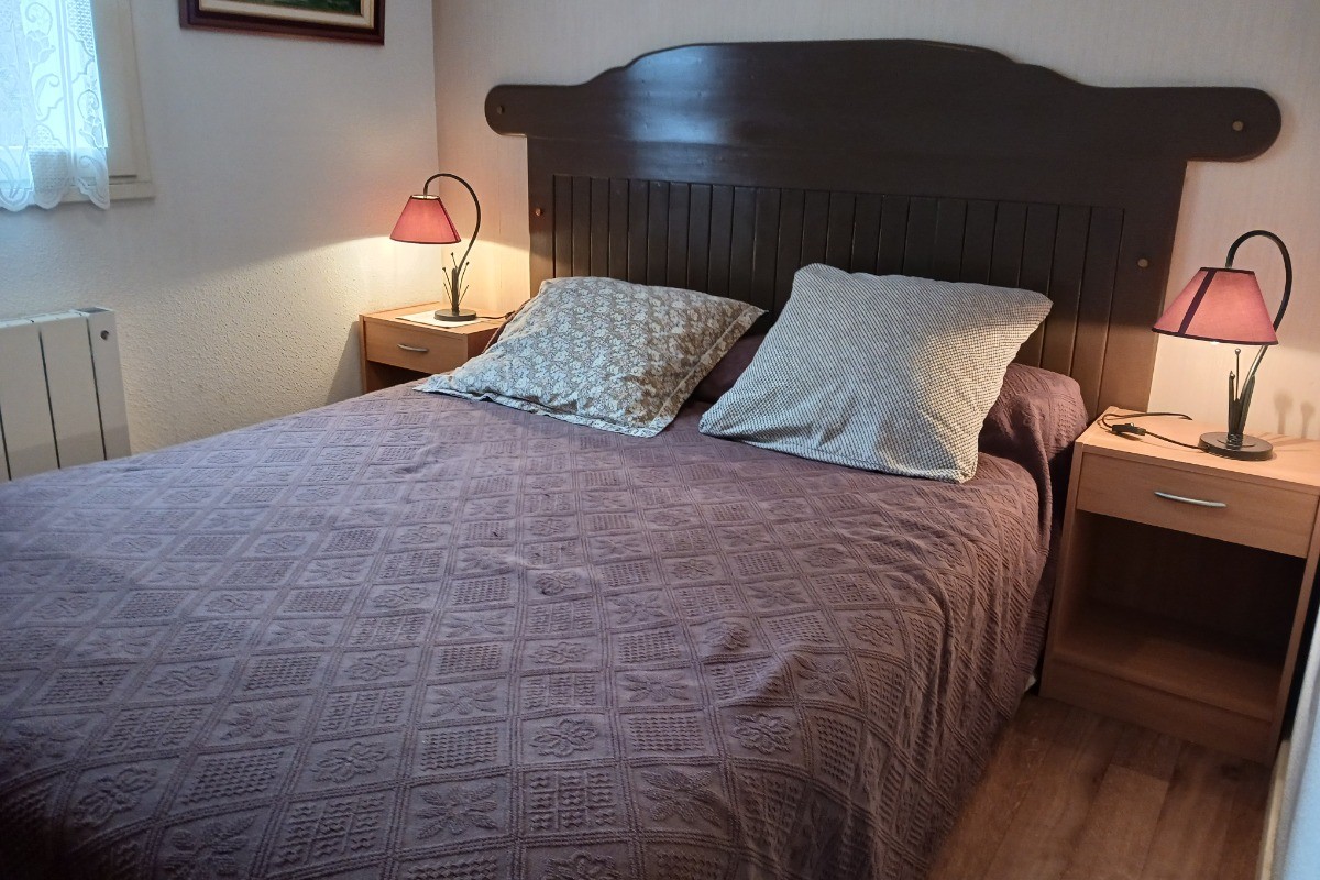Chambre lit double (140) avec armoire penderie