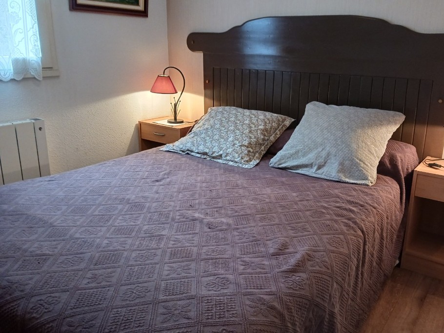 Chambre lit double (140) avec armoire penderie