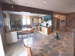 Grande pièce de vie avec vue sur le jardin et la piscine