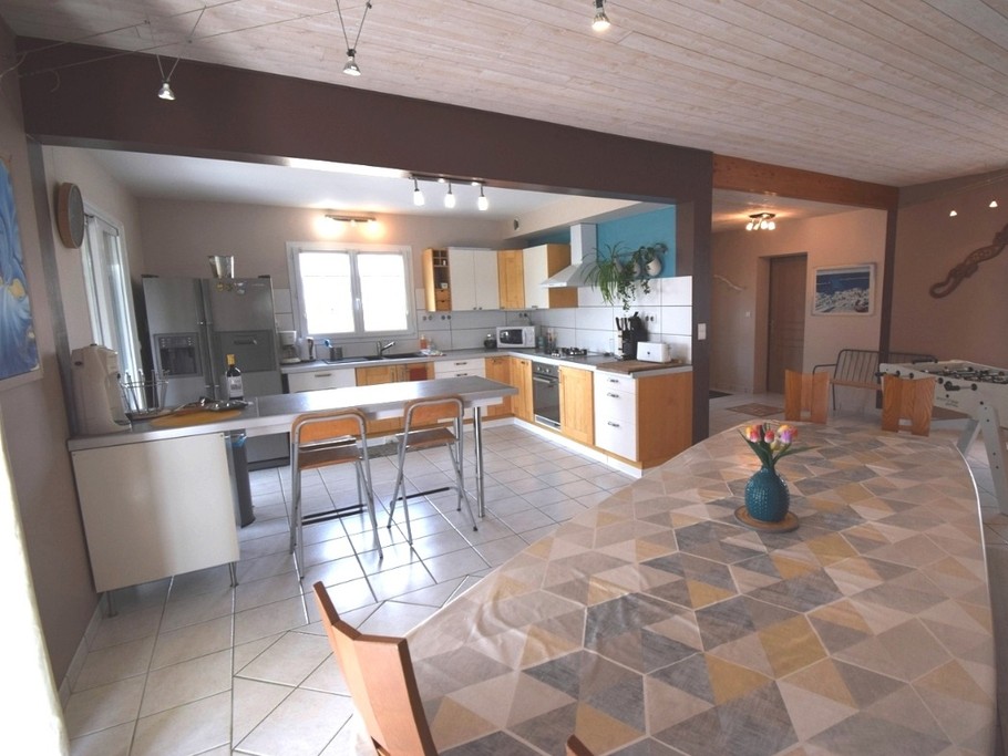 Grande pièce de vie avec vue sur le jardin et la piscine