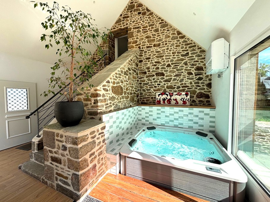 Ancien escalier appartenant à la bâtisse d'époque entièrement rénové et intégré au patio de la rénovation. SPA entièrement à disposition d'une capacité de 6 personnes. Jeux lumineux.