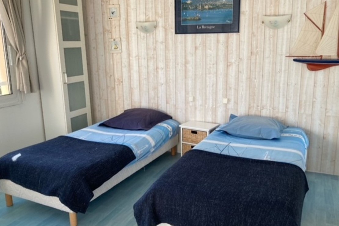 Chambre pour 2 personnes ambiance bord de mer (2 lits 80 cm ou 1 lit 160 cm)