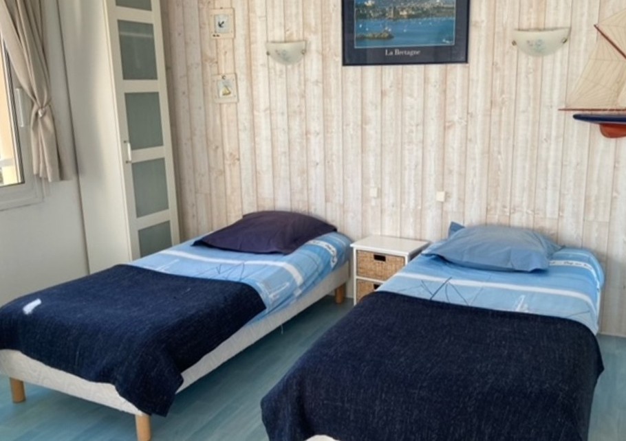 Chambre pour 2 personnes ambiance bord de mer (2 lits 80 cm ou 1 lit 160 cm)
