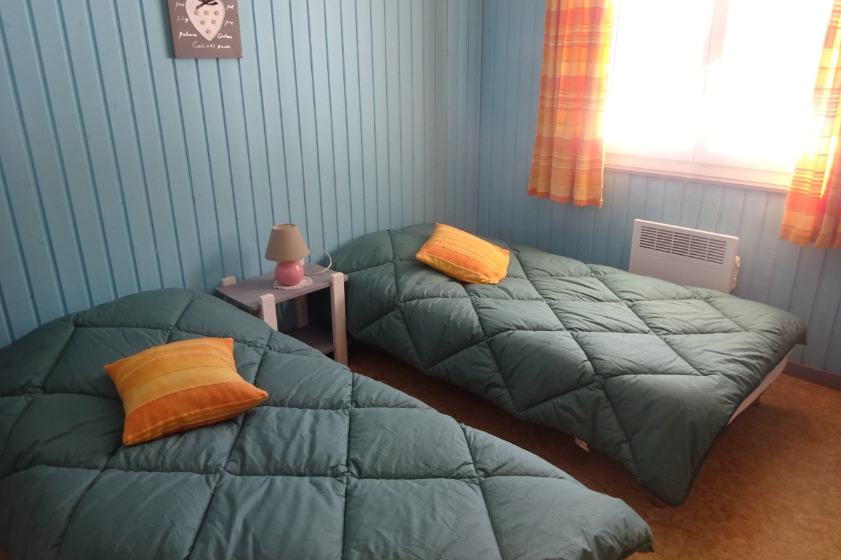 chambre rez de jardin (2 lits 90x190)