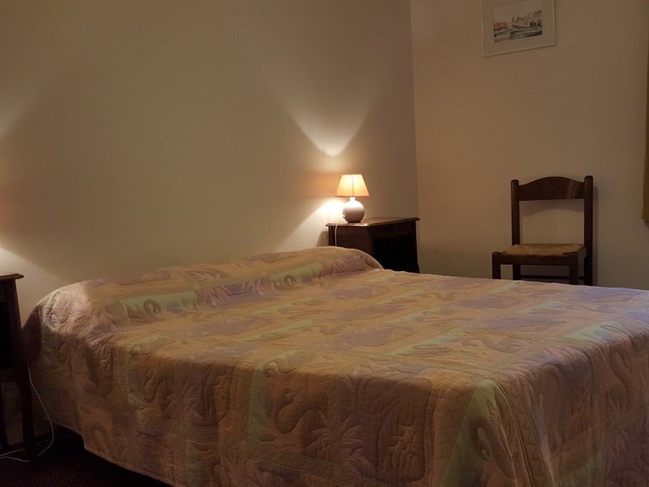 location Île MAudez dans l'ancien hotel Particulier de Marilou dans le coeur de Paimpol (Côtes d'Armor) - Clévacances, location centre ville de Paimpol, Puglisi, Maison de Marilou, île Maudez, la chambre avec lit double 140