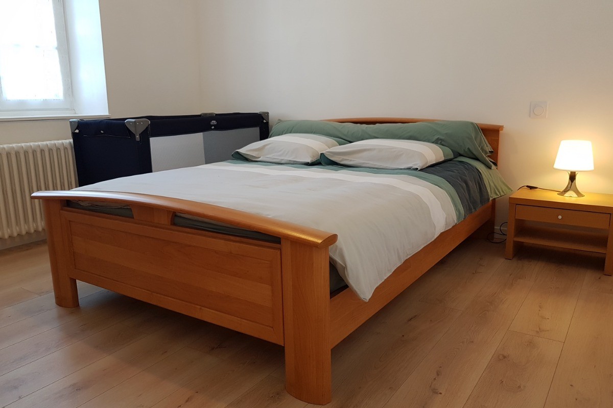 Chambre pour 2 personnes (lit 140 x 190 cm) avec armoire, communicante avec la chambre aux 2 lits indépendants. Lit parapluie installé sur demande.