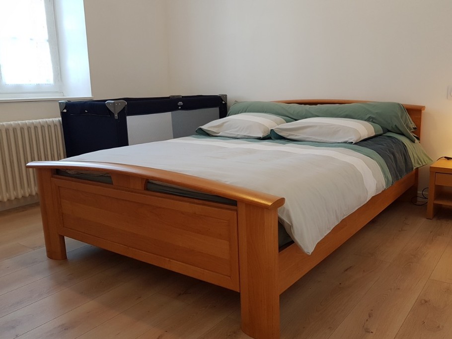 Chambre pour 2 personnes (lit 140 x 190 cm) avec armoire, communicante avec la chambre aux 2 lits indépendants. Lit parapluie installé sur demande.