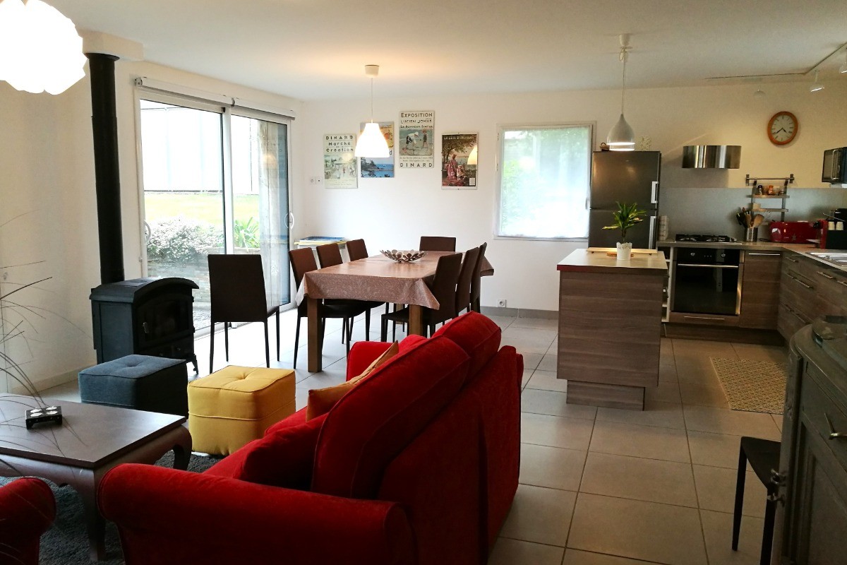 La grande pièce de vie en rez-de-jardin avec coin salon, coin séjour et coin cuisine - Les Agapanthes - Location de vacances Ille-et-Vilaine