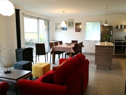 La grande pièce de vie en rez-de-jardin avec coin salon, coin séjour et coin cuisine - Les Agapanthes - Location de vacances Ille-et-Vilaine
