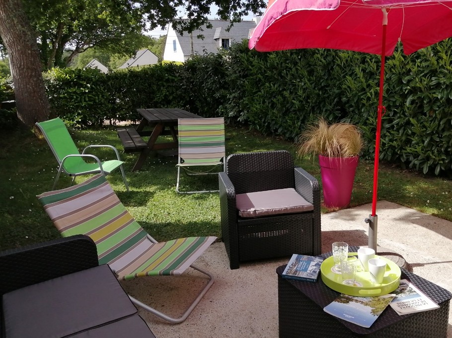 Terasse avec jardinet plein sud à l'ombre d'un grand chêne