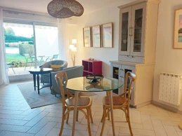 Salon/séjour dans une pièce de vie lumineuse en rez-de-jardin. Terrasse ombragée en accès direct.
Crédits photo : Yannick Goulvestre