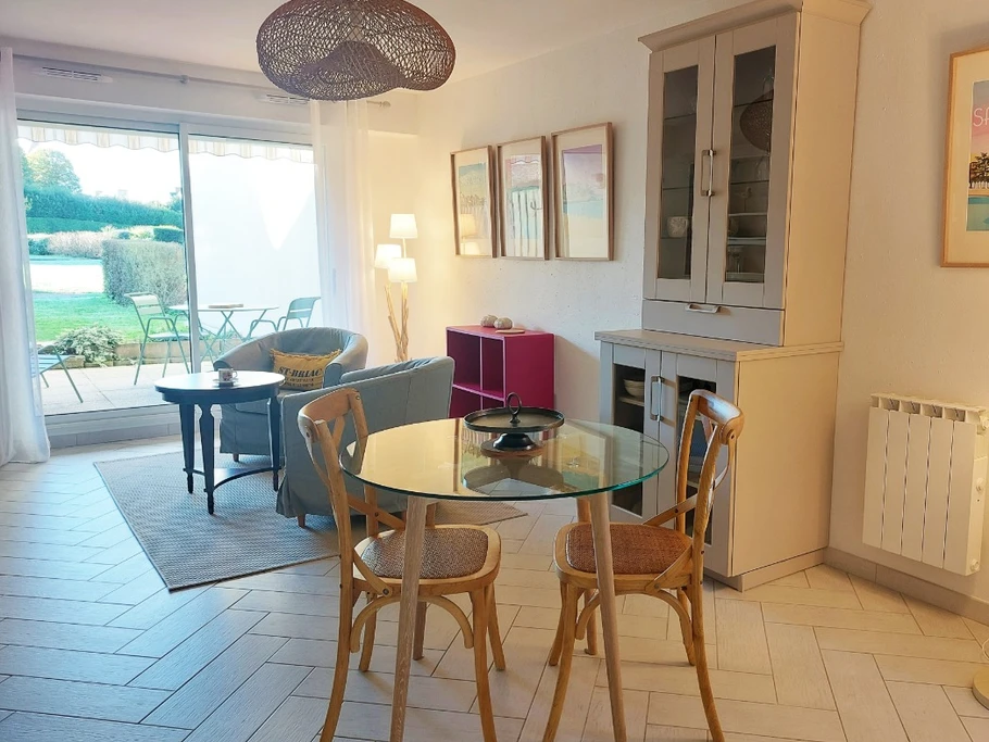 Salon/séjour dans une pièce de vie lumineuse en rez-de-jardin. Terrasse ombragée en accès direct.
Crédits photo : Yannick Goulvestre