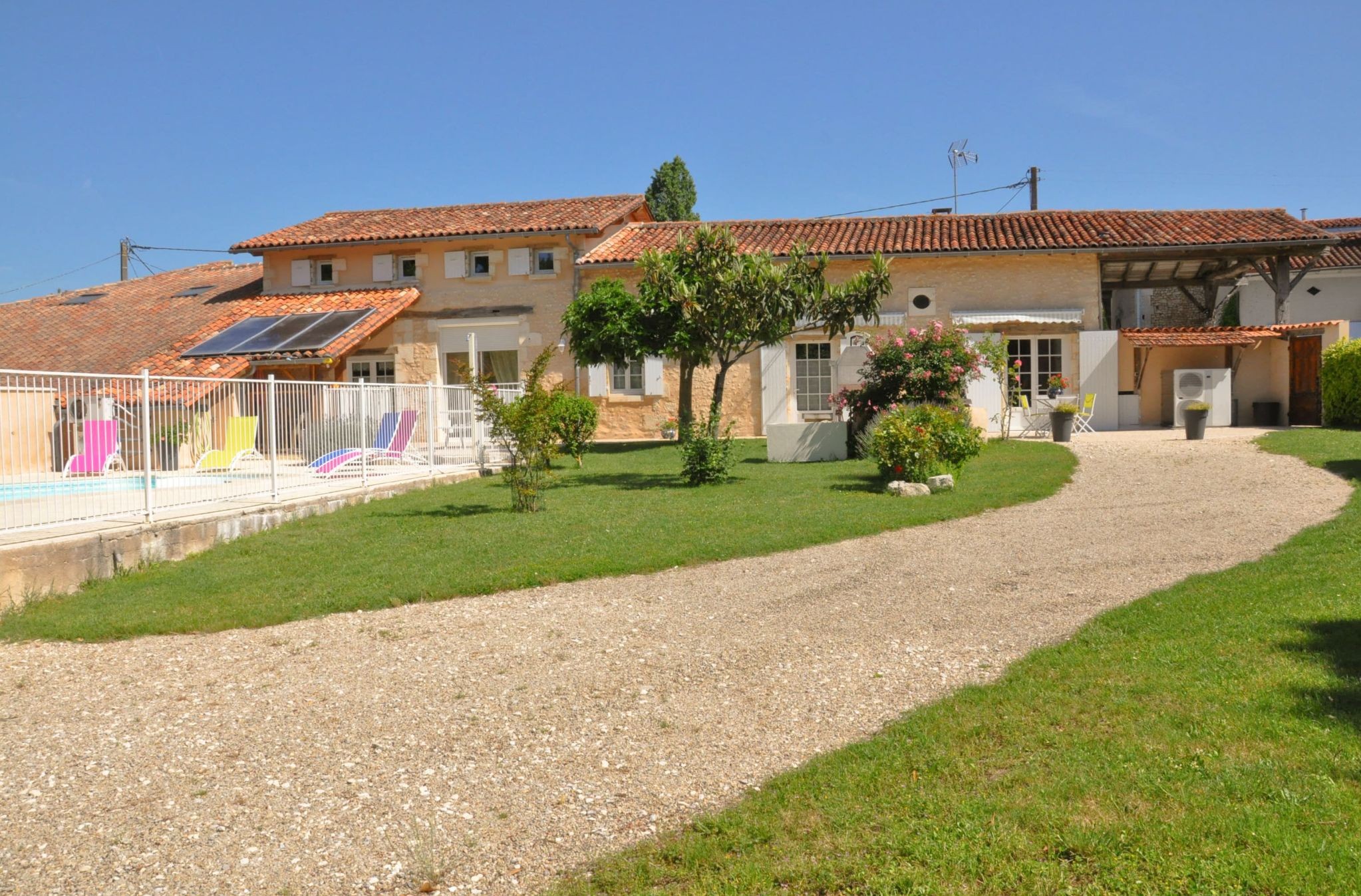 Gite "La Grange" Chez Bariot, pour 10 personnes, jardin de 1000 m², avec piscine sécurisé et jacuzzi intérieur, à Rioux-Martin, en Charente