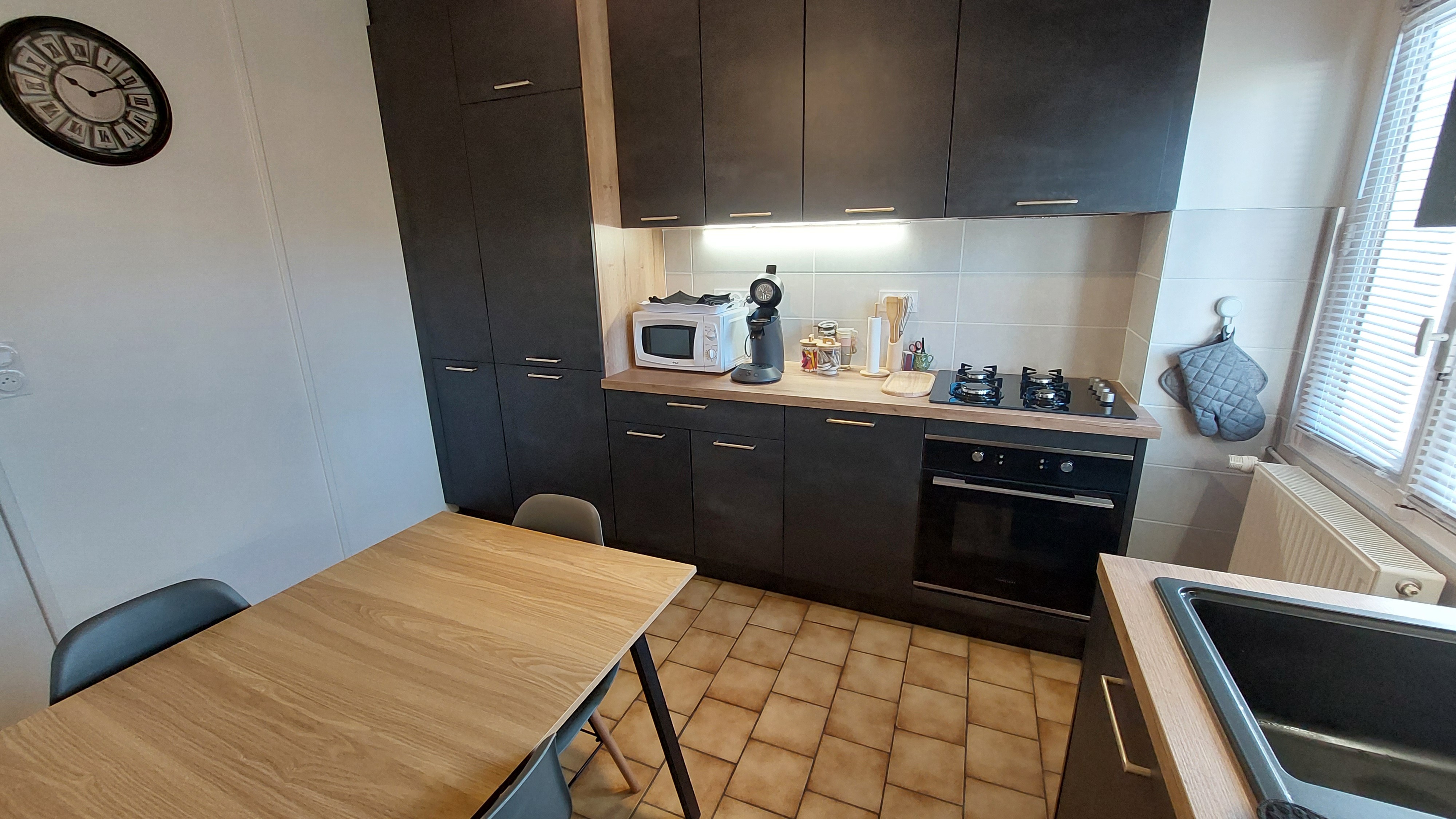 Cuisine lumineuse entièrement équipée pour les séjours en famille