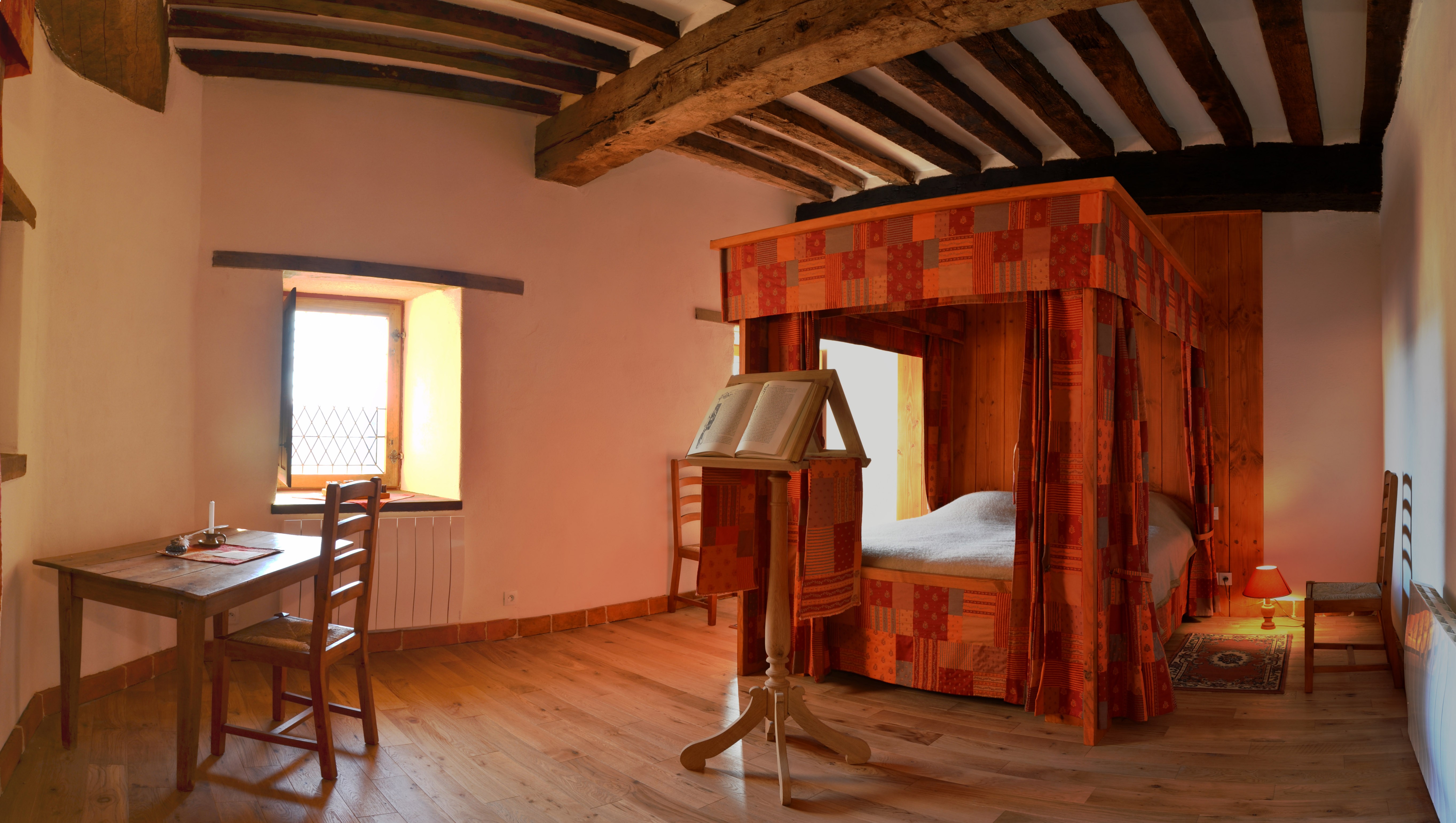 Grande chambre au 1er étage avec un lit à baldaquin 160x200 cm, agréable bureau et rangements.