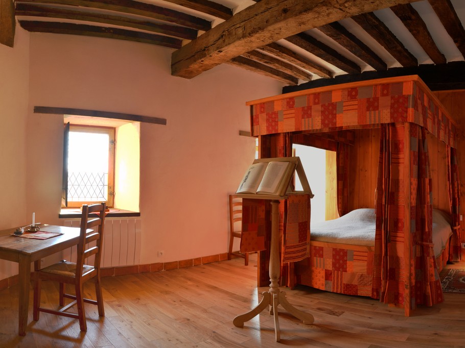 Grande chambre au 1er étage avec un lit à baldaquin 160x200 cm, agréable bureau et rangements.