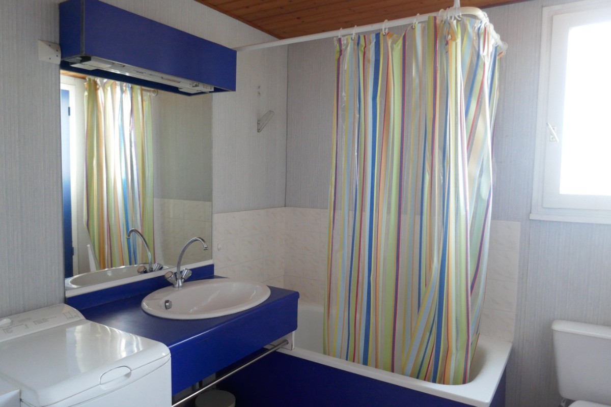 Salle de bain avec wc