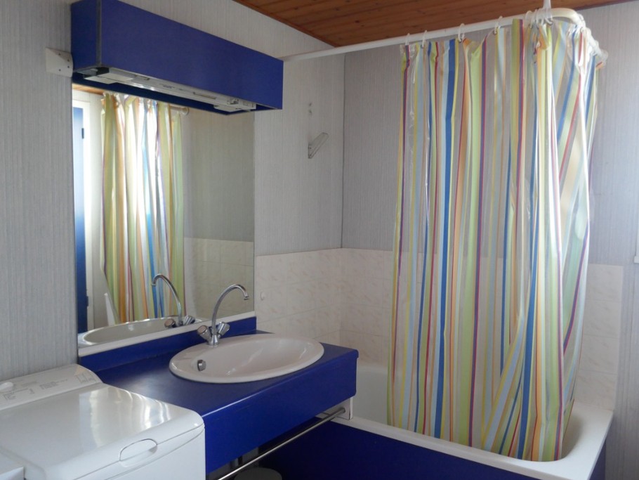 Salle de bain avec wc