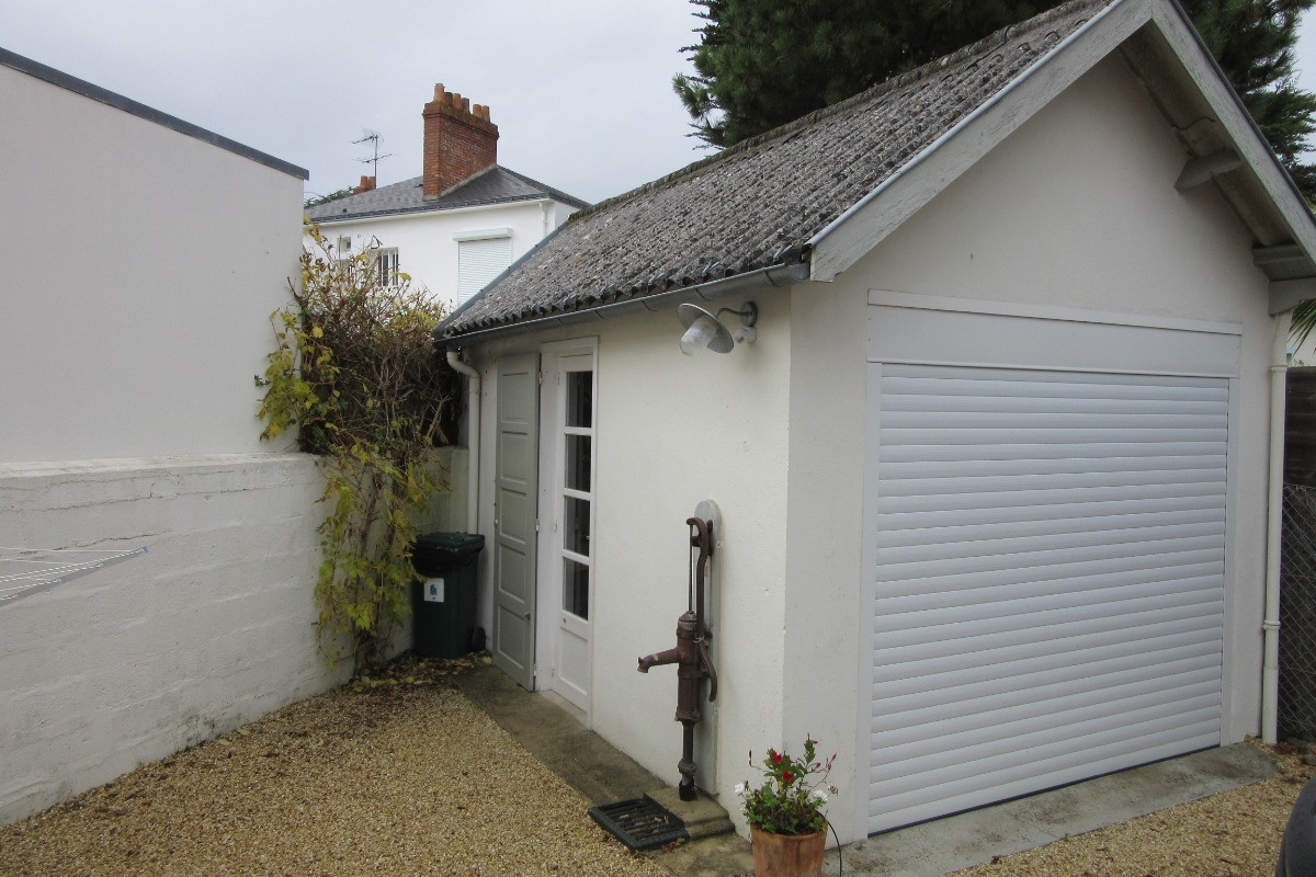 Garage avec lavabo pour les retours de pêche et four