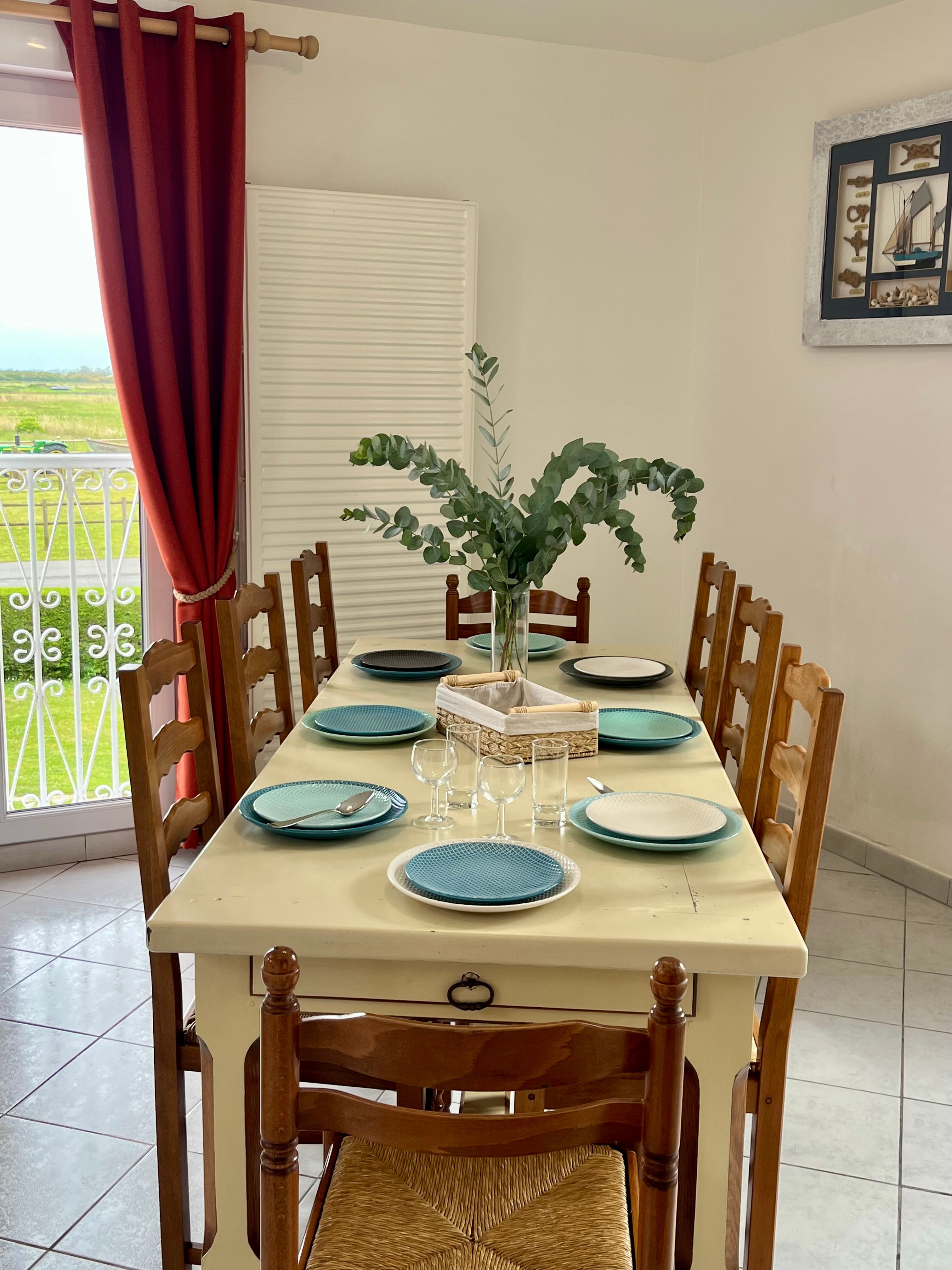 Salle avec possibilité d'agrandir la table