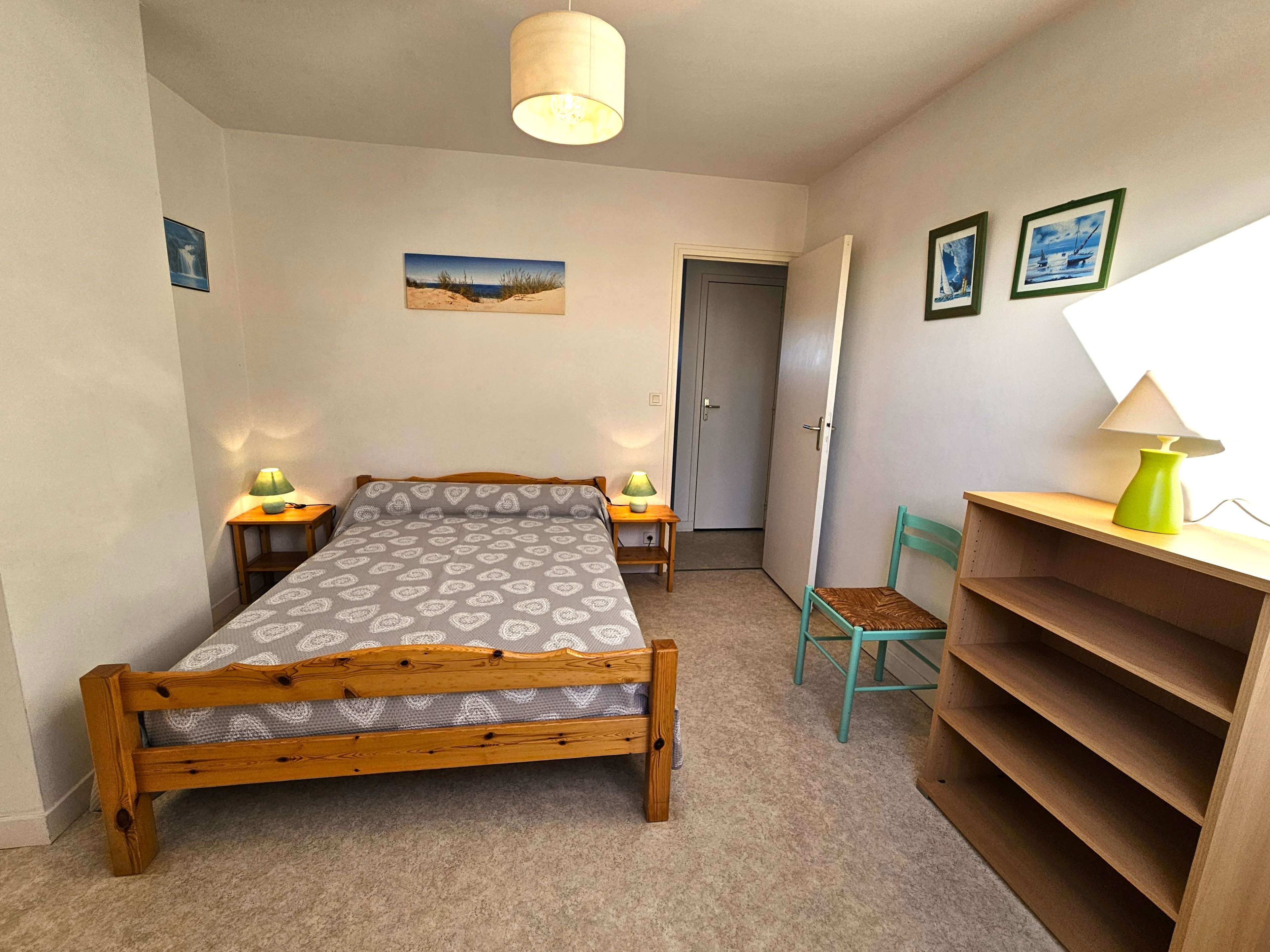 Chambre 2 - pour 2 personnes (1 lit de 140x190 cm) avec armoire et étagères.