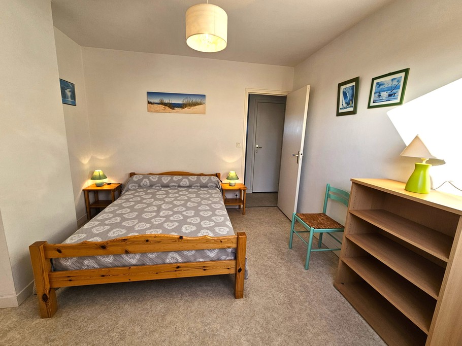 Chambre 2 - pour 2 personnes (1 lit de 140x190 cm) avec armoire et étagères.