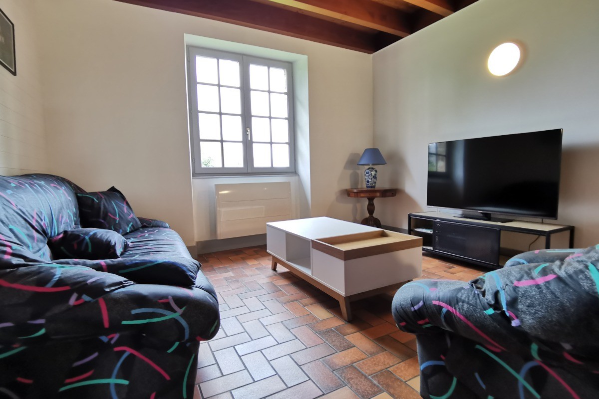 Salon avec TV - Location de vacances- Kernilis