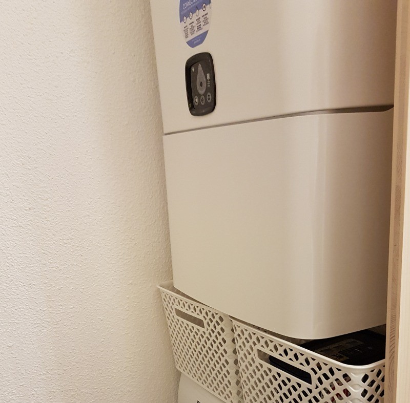 Lave-linge, rangements pour nécessaire de ménage (non visibles sur la photo)