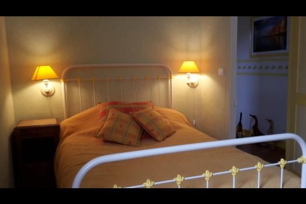 Chambre jaune avec lit ancien de 120 cm. Literie confortable