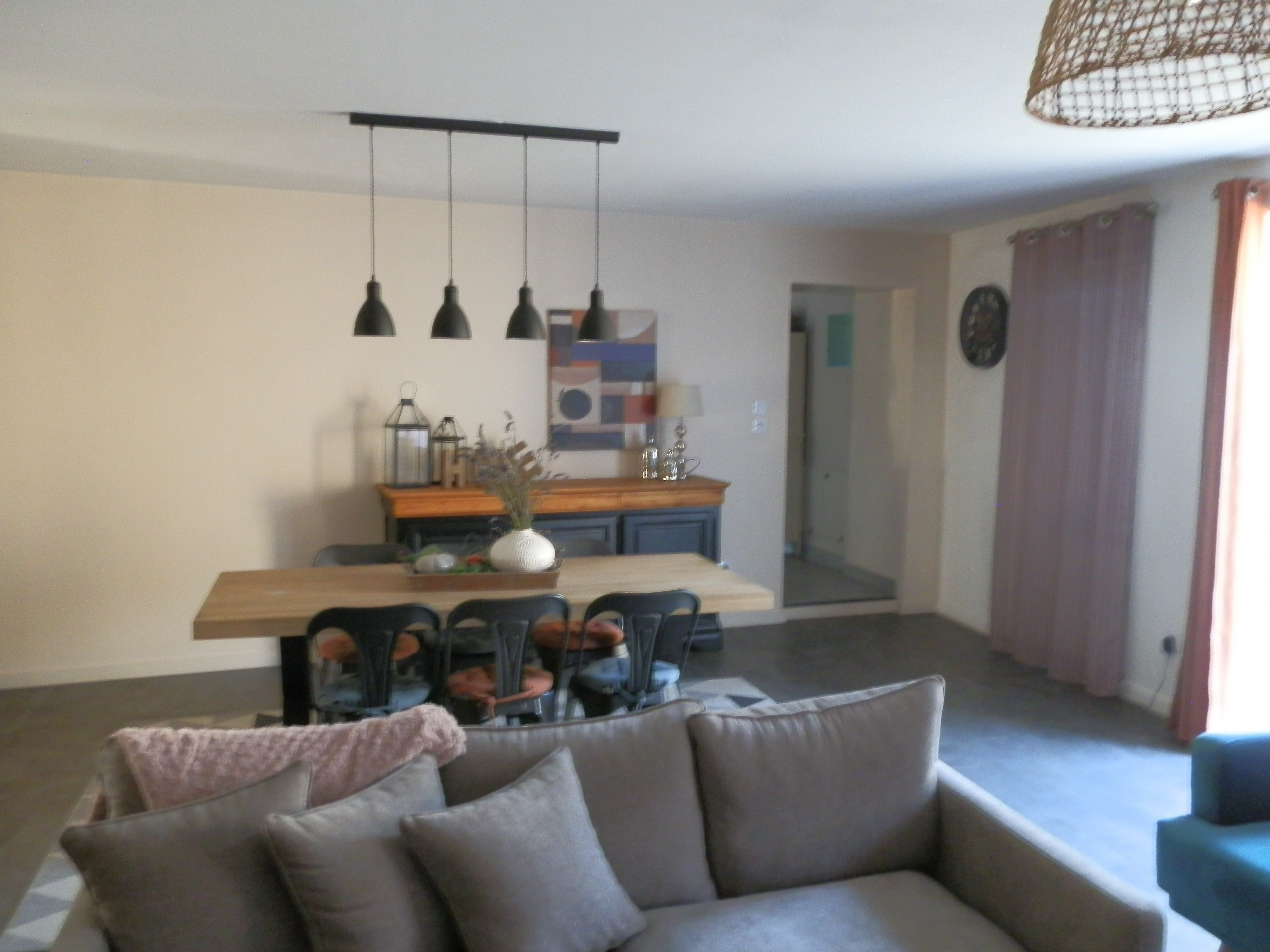 Pièce à vivre commune avec espace salon (TV, bibliothèque, chaine hifi), cheminée en hiver, espace petit-déjeuner.