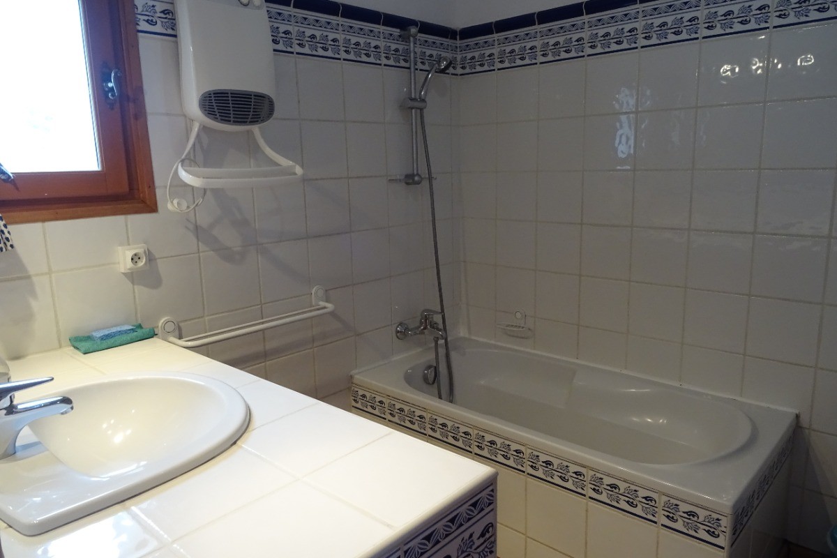 salle de bains avec wc