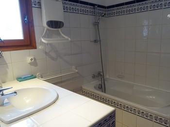 salle de bains avec wc